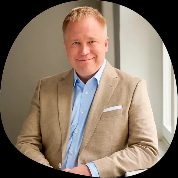 Ryhmä terveydenhuollon ja tekniikan ammattilaisia